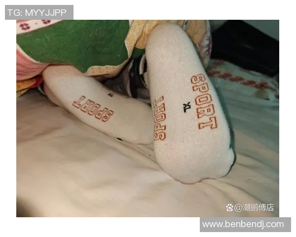 脱了足球袜的瞬间释放了我的双脚与心灵的自由